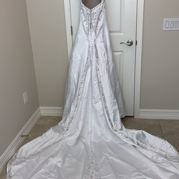 BONNY GORGEOUS SIZE 6 DETAILED WEDDING DRESS ALONG WITH A BEAUTIFUL VEIL - Picture 9 of 16